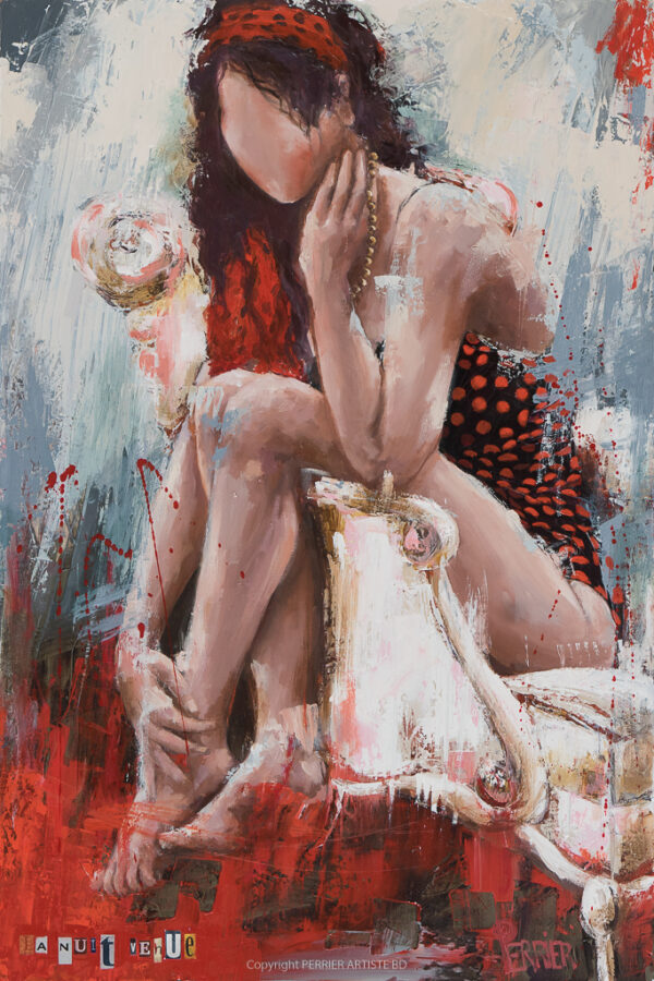 « La nuit venue, une femme se fait énigme. Visage effacé, corps vibrant de rouge et de silence, elle incarne à la fois la fragilité et la force. Une présence intemporelle, sculptée au couteau. »